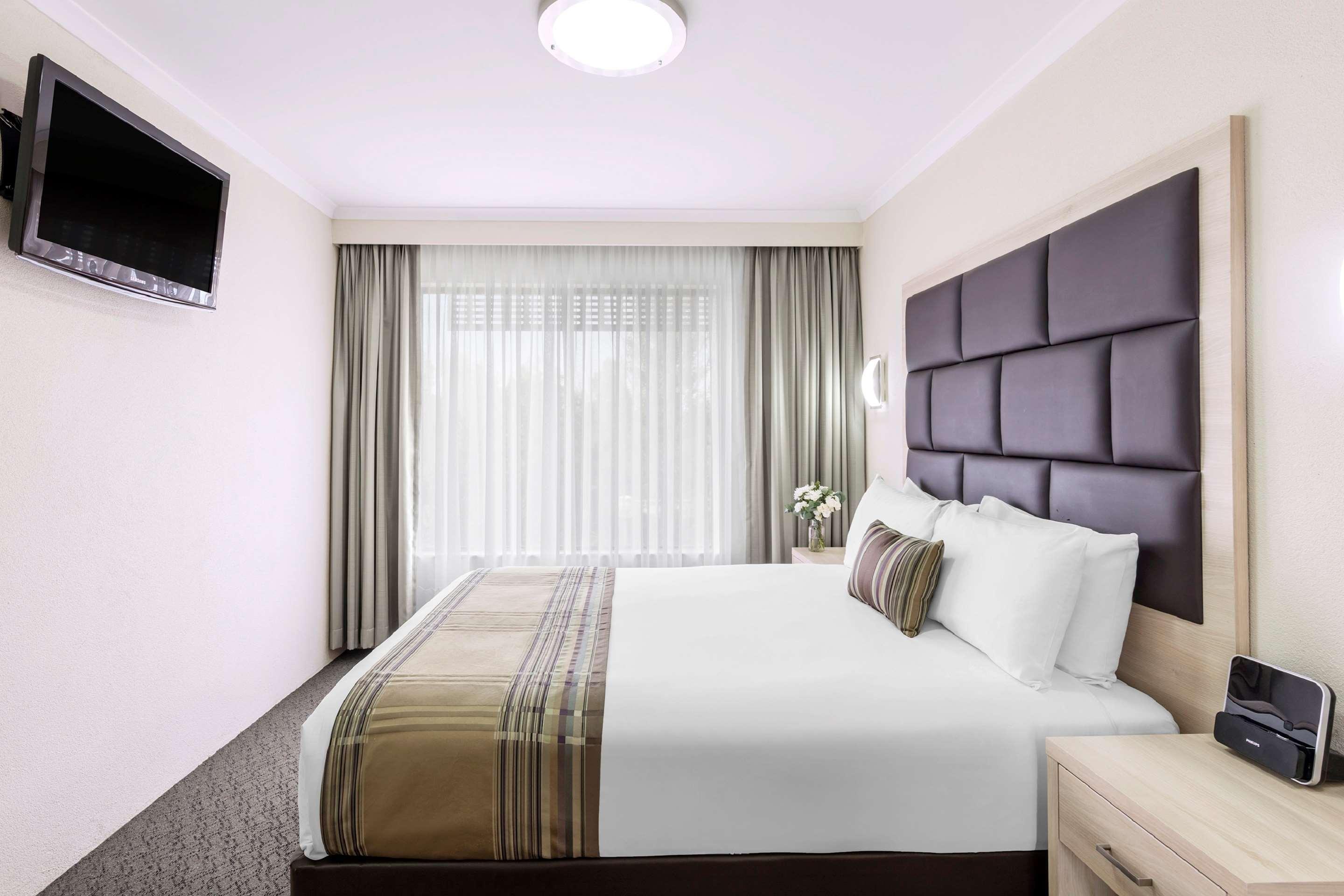 Garden City Hotel, Best Western Signature Collection Canberra Exterior photo