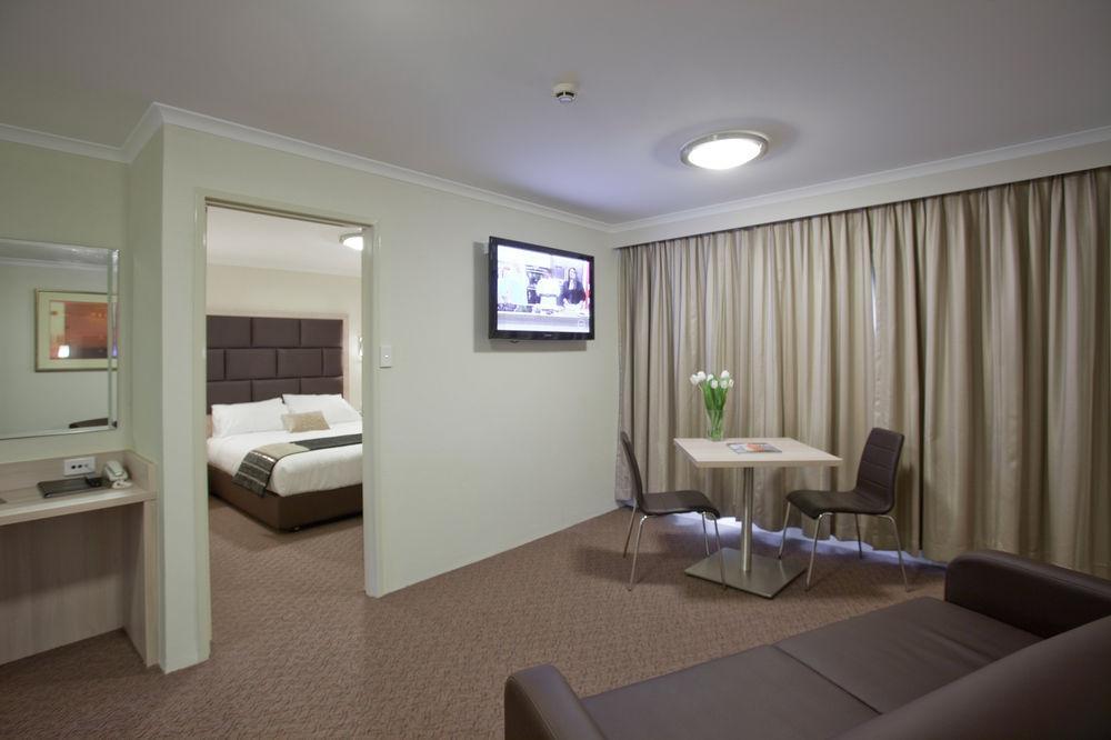 Garden City Hotel, Best Western Signature Collection Canberra Room photo