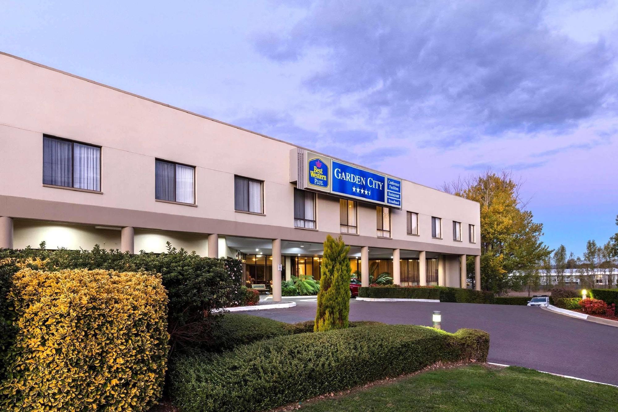 Garden City Hotel, Best Western Signature Collection Canberra Exterior photo