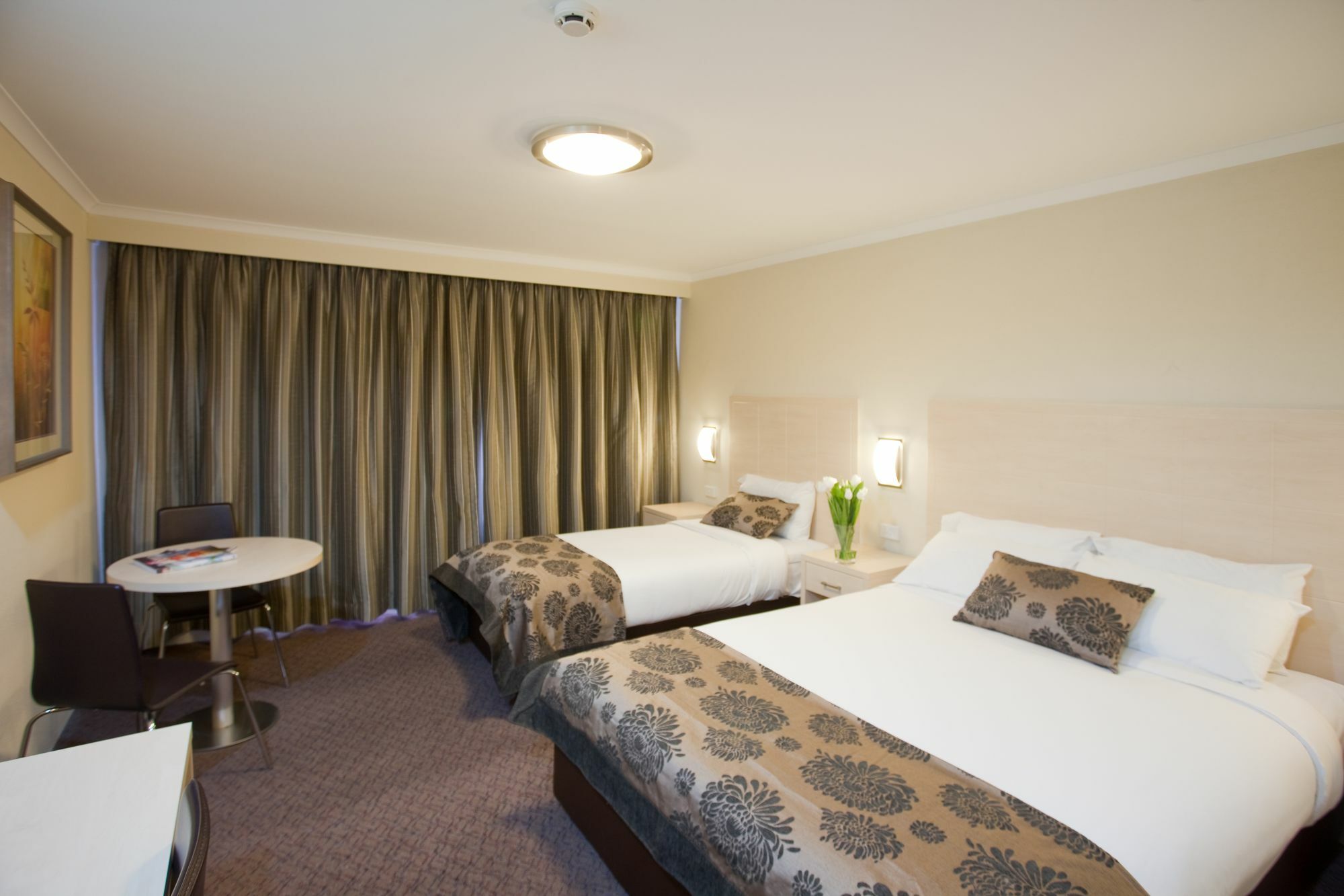 Garden City Hotel, Best Western Signature Collection Canberra Room photo