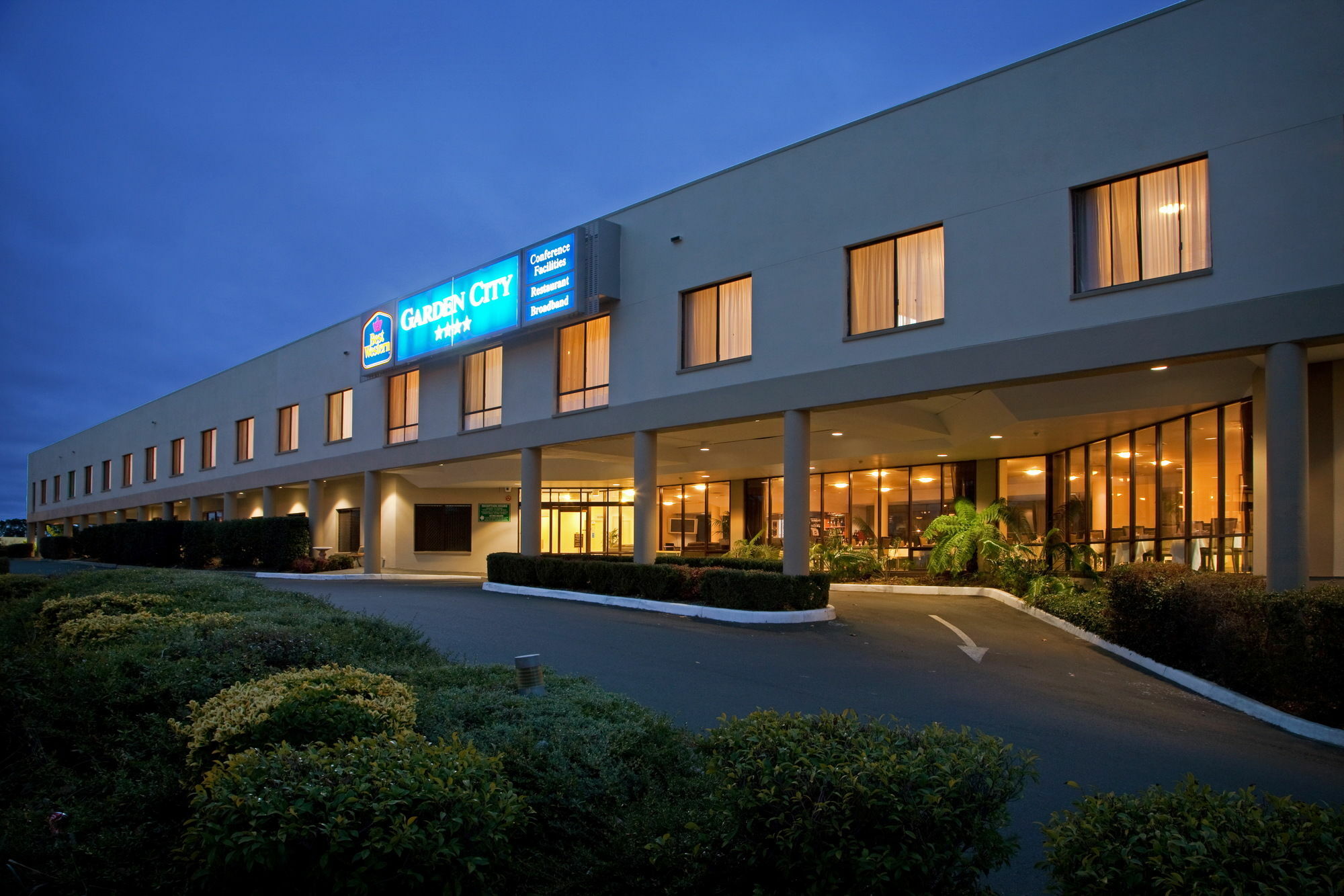 Garden City Hotel, Best Western Signature Collection Canberra Exterior photo